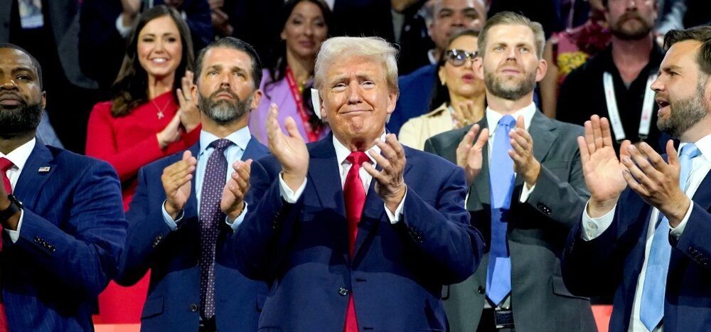 Ovazione per Trump che arriva alla convention con l’orecchio fasciato