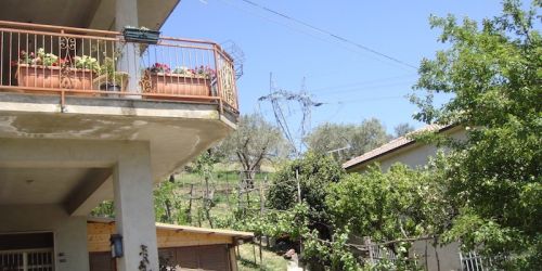 Un traliccio dell'elettrodotto di Montalto