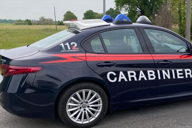 Omicidio a Cuneo, uccide il padre e l’amico di famiglia e fugge nei boschi