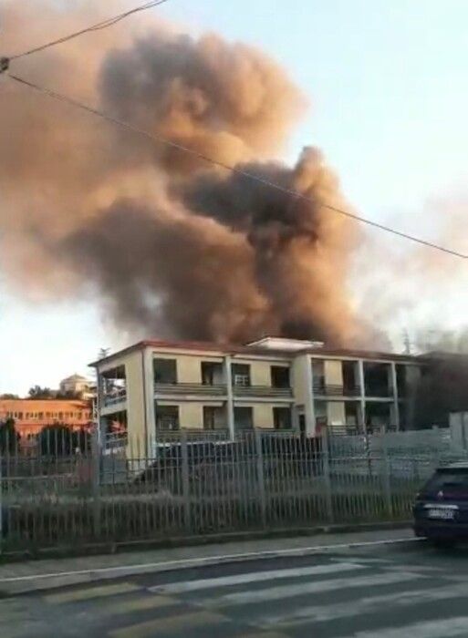 Vibo Valentia, incendio nel cantiere di un edificio scolastico