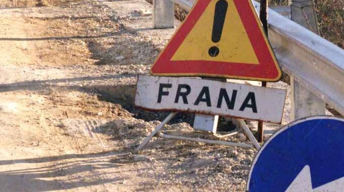 Frana a Scilla, chiusa la statale 18