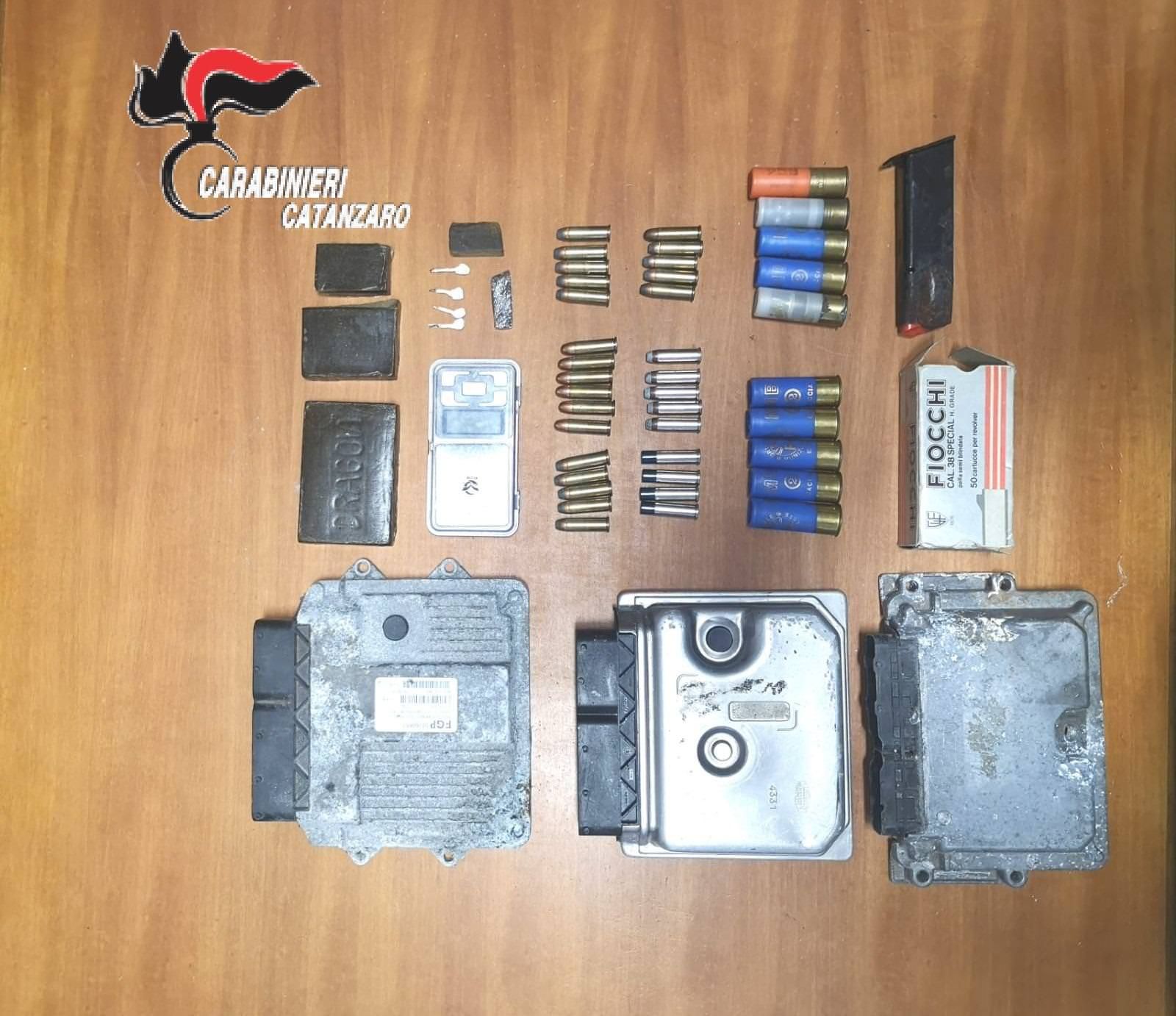 Catanzaro, rinvenuto un deposito di munizioni e droga