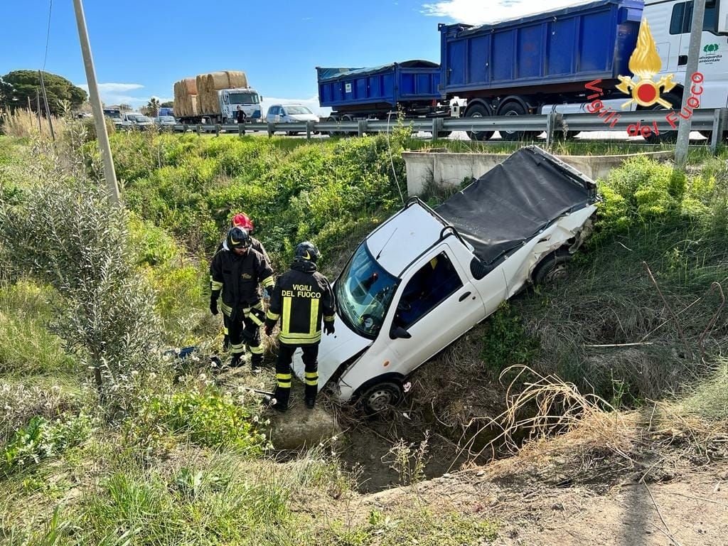 Incidente stradale a Cutro, auto finisce in un fossato: tre feriti – VIDEO E FOTO