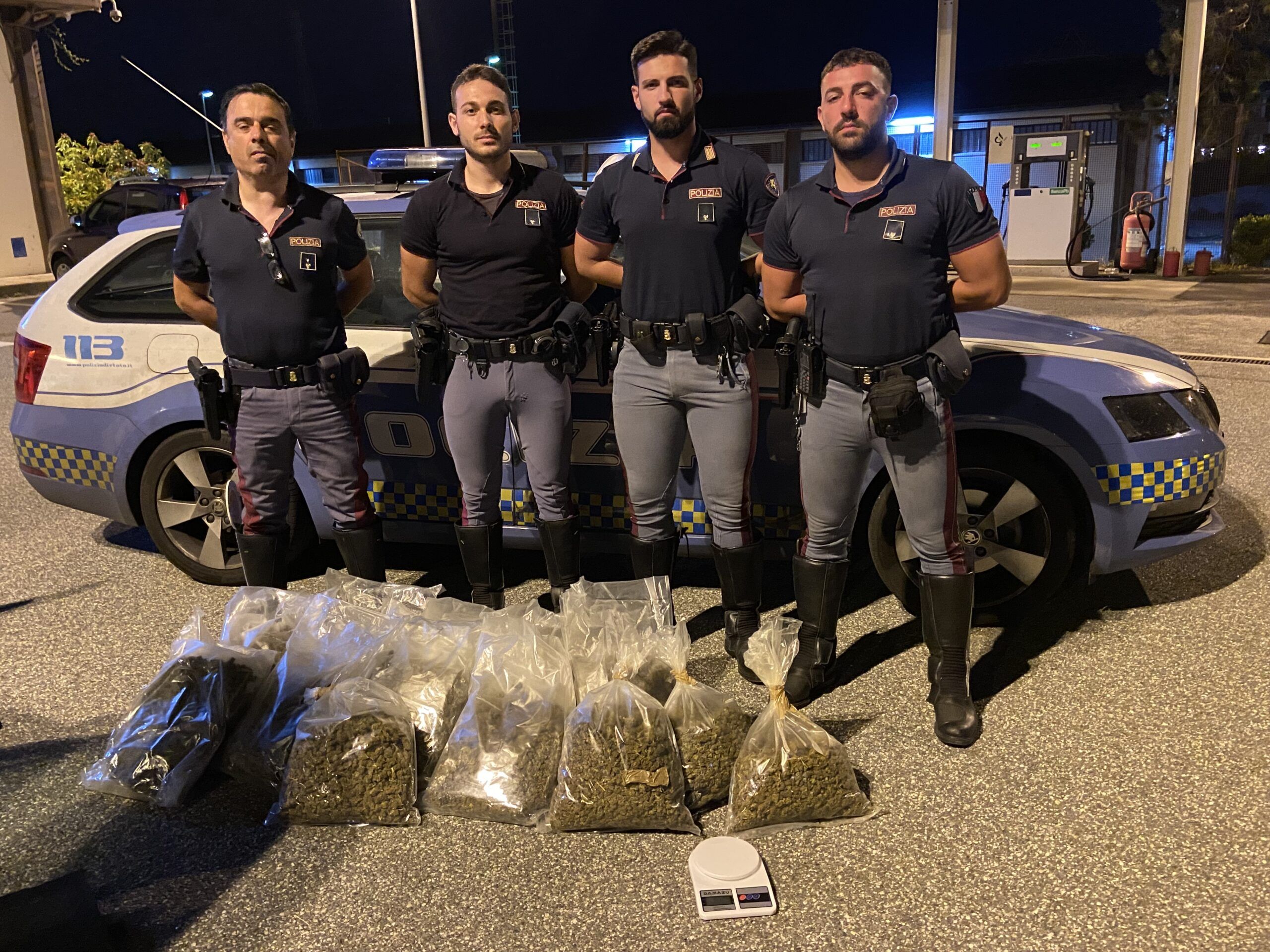 Beccati con 12 chili di marijuana sull’autostrada: tre arresti a Palmi