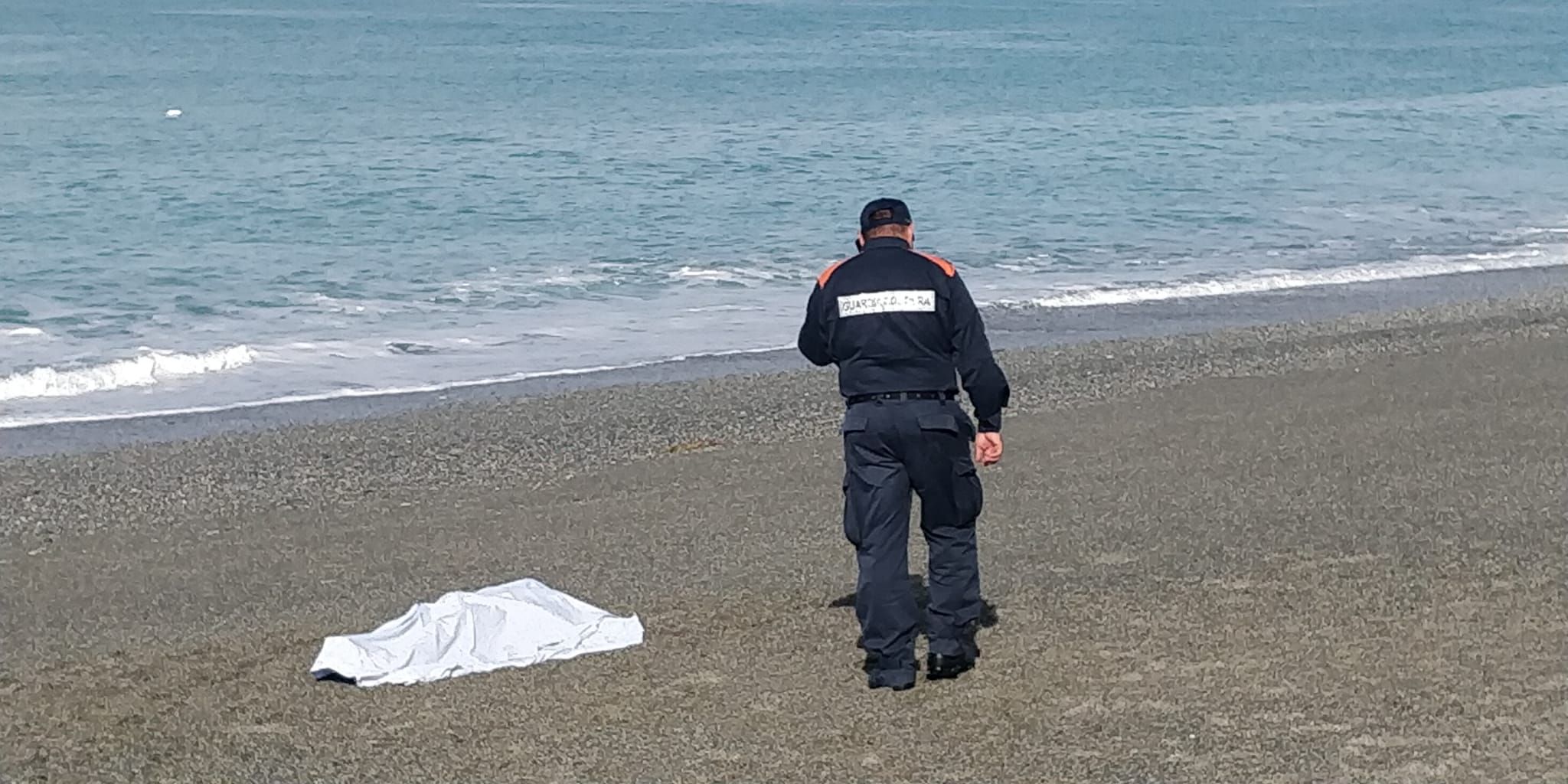 Si getta a mare e muore, tragedia nel Tirreno cosentino