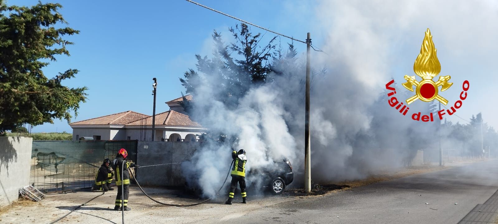 Auto si schianta contro un muro e prende fuoco, ferite 4 persone a Cirò Marina – FOTO