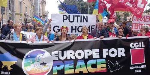 I canti delle donne ucraine di Calabria guidano il corteo per la pace a Roma