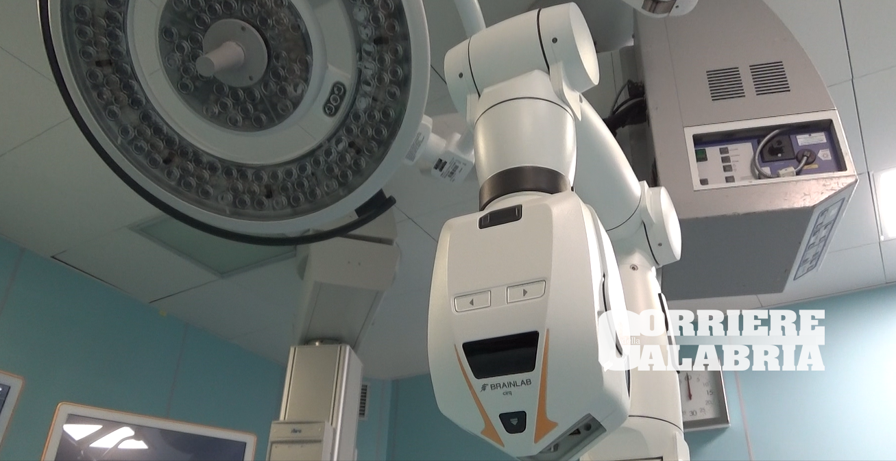 Ospedale di Cosenza, ecco il braccio robotico per la neurochirurgia – VIDEO E FOTO