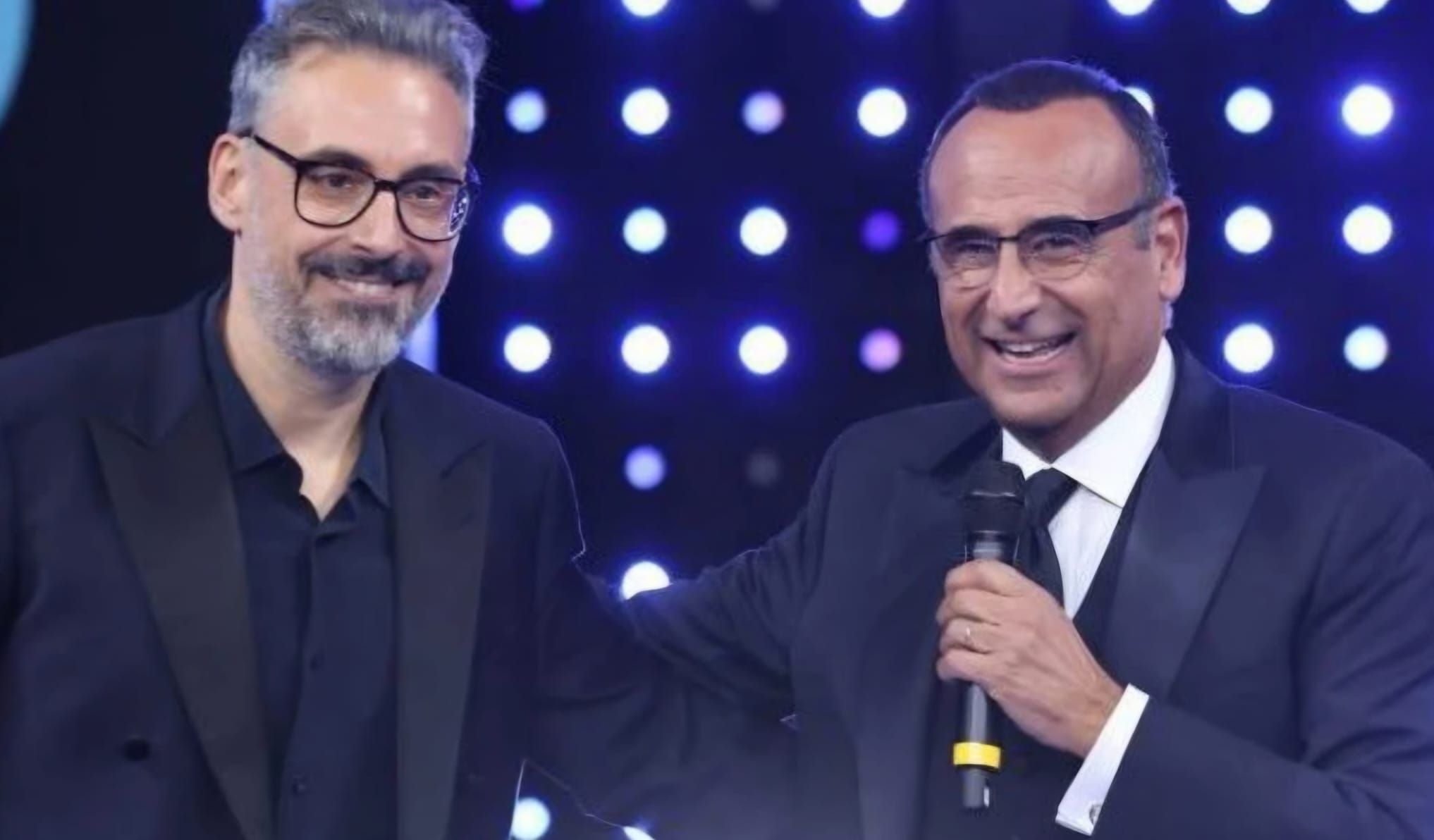 «Vai a Sanremo e fai brutto!». Il video virale dei fan di Brunori, aspettando l’esibizione di stasera – VIDEO