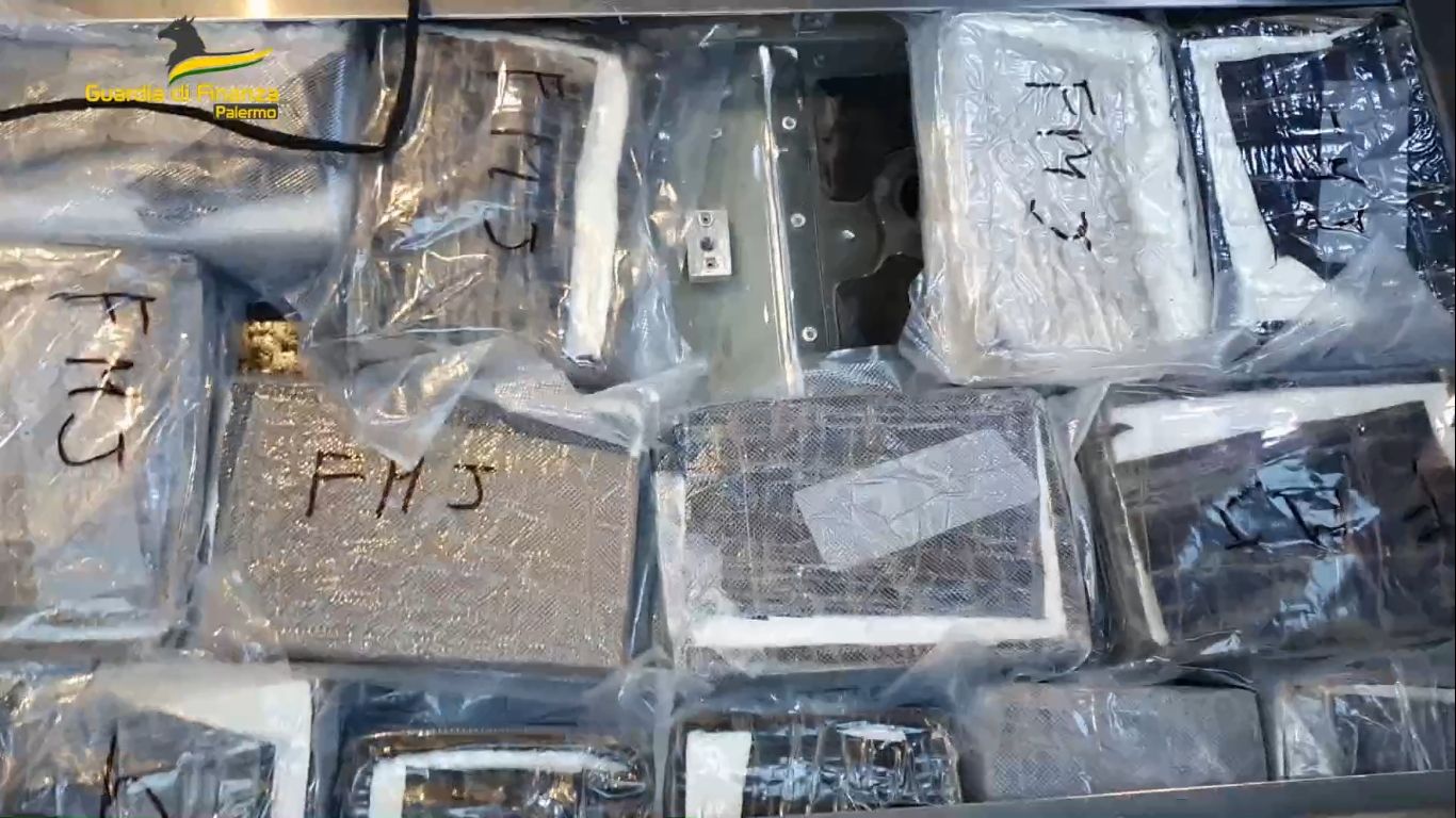 Lo zaino carico di coca e la telefonata “anonima”: così è stato scoperto il narcotraffico tra Calabria e Sicilia