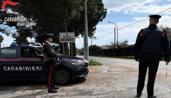 Minaccia i familiari con un coltello per ottenere denaro, un arresto nel Reggino