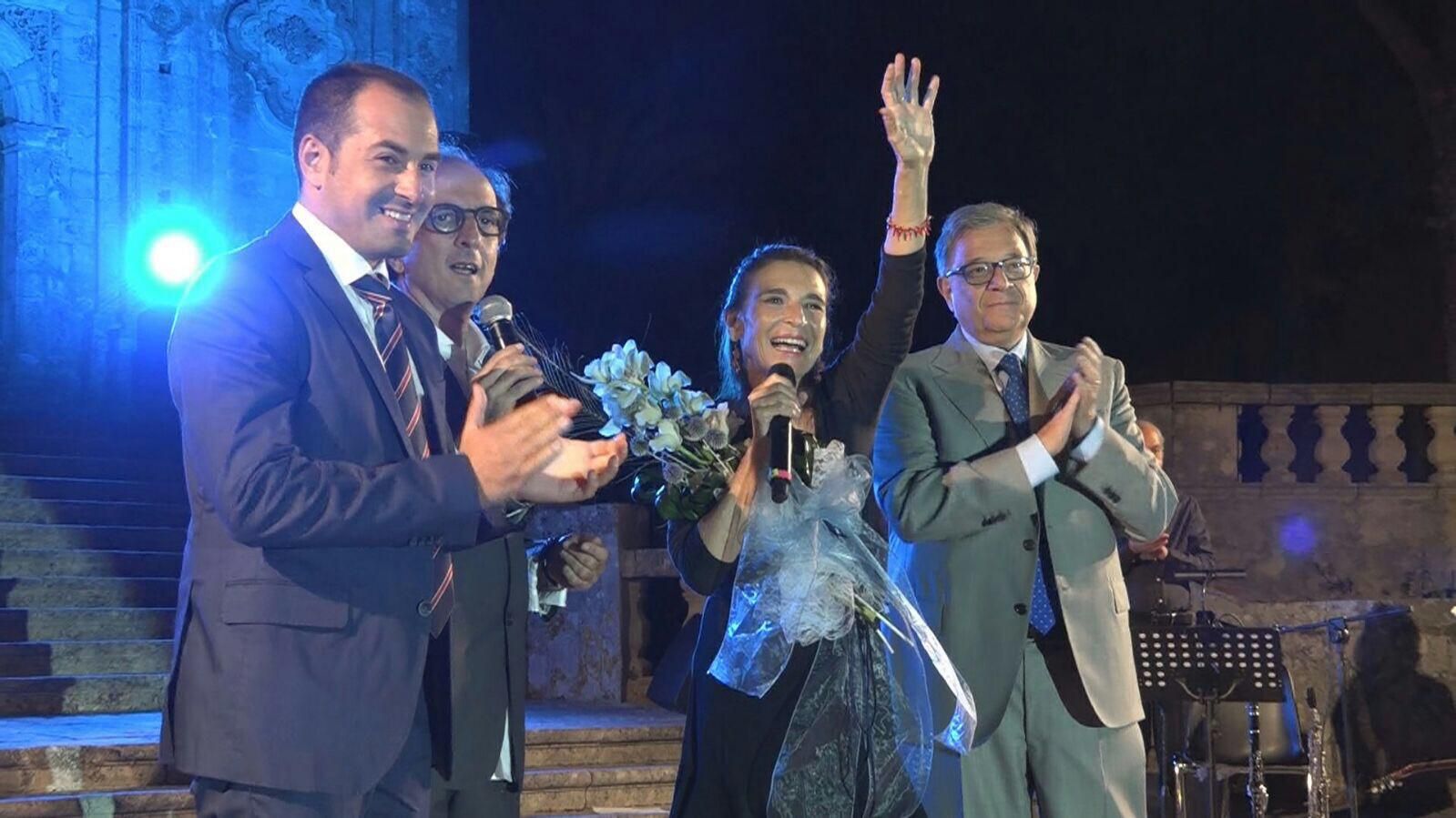 Quel filo invisibile tra Lina Sastri e il suo pubblico – VIDEO