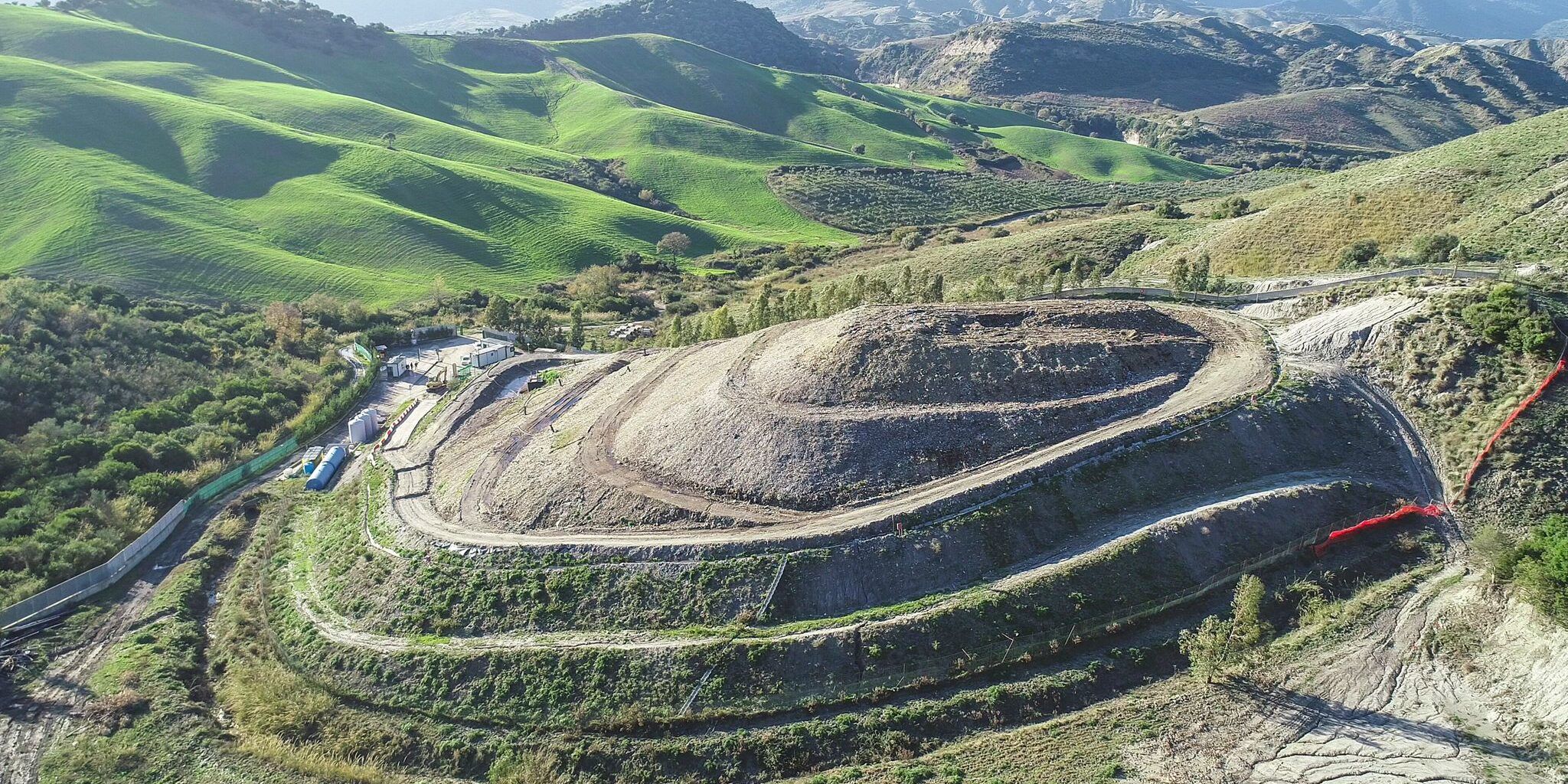 Molinaro sulla discarica di Scala Coeli: «Metodi di smaltimento poco ortodossi si sono fatti strada?»