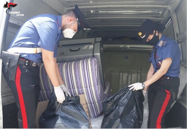 Isola Capo Rizzuto, 53enne beccato con sette chili di marijuana