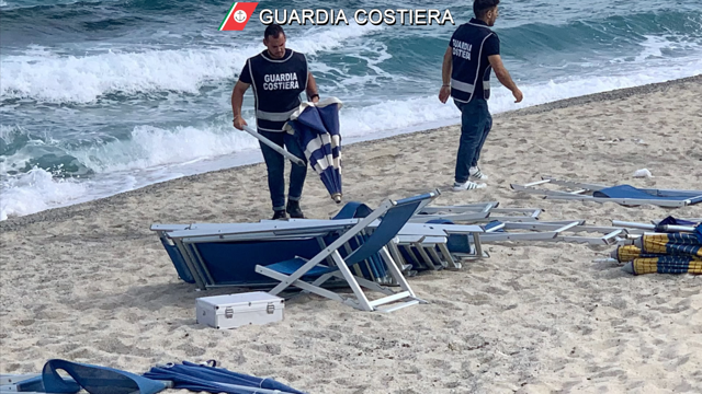 Ombrelloni e sdraio illegali sulla spiaggia di Ricadi, sequestri e sanzioni