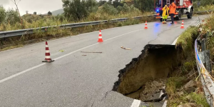 Calabria tra nubifragi e allagamenti. Crolla una strada nel Crotonese, Reggio sott’acqua – VIDEO