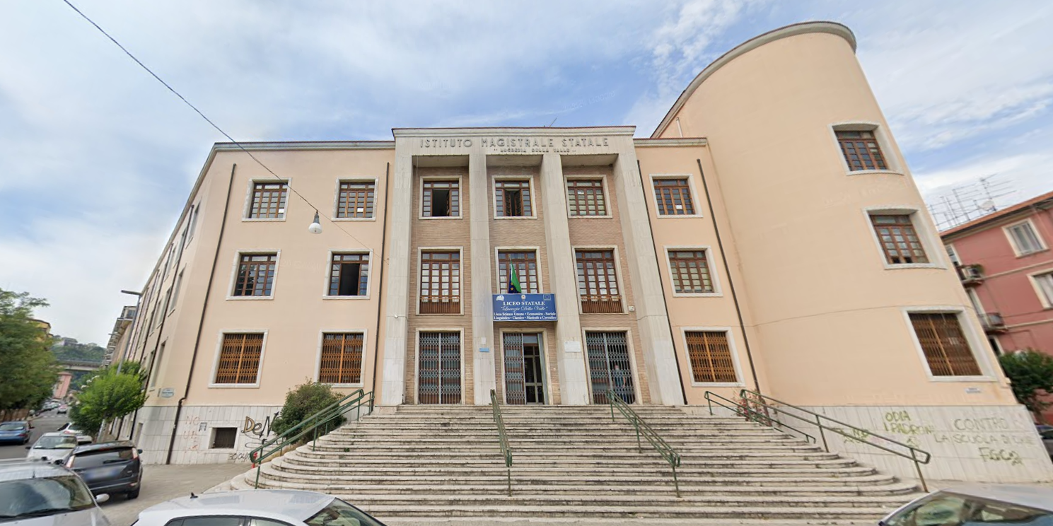 Cosenza, la preside rilancia: «Jeans strappati? Io vorrei le divise»