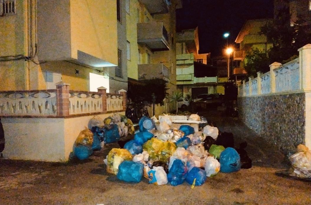 Cumuli di rifiuti abbandonati a Cariati e Lamezia, il Codacons: «Salute in pericolo» – FOTO