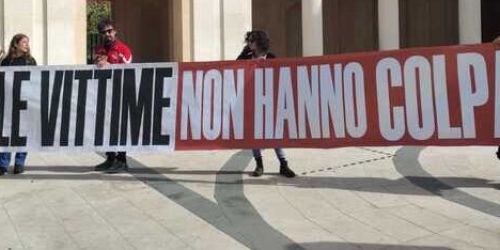 Sisma de L'Aquila, in corso il sit-in. «Questa sentenza è un abominio»