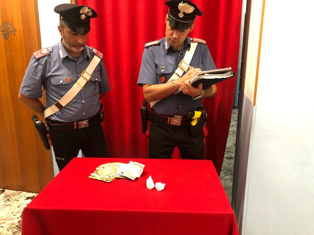 Deteneva coca nelle persiane di casa, in manette 55enne