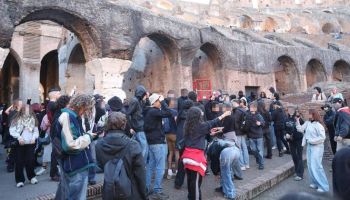 Blitz dei manifestanti al Colosseo: tensione con le forze dell’ordine