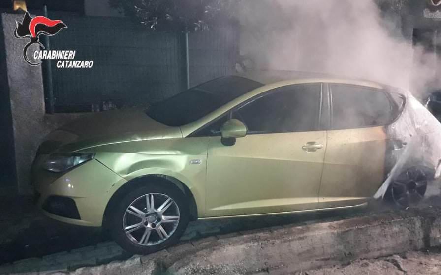 Incendiano un’auto per estorcere denaro al proprietario, arrestati