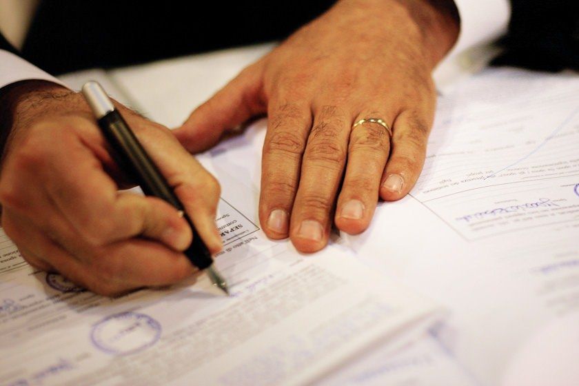 Il commissario (decaduto) firma atti