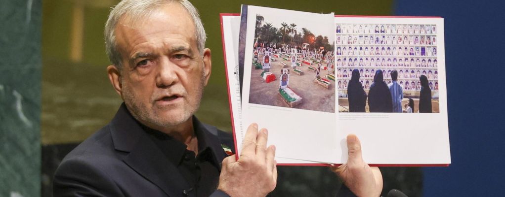 Iran, Pezeshkian mostra all’Onu le foto dei bimbi uccisi