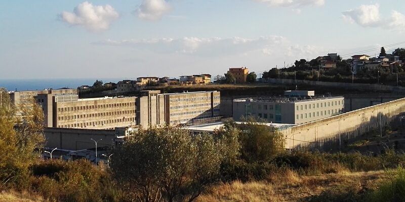 Covid, 72 detenuti e 22 agenti contagiati. Fuori controllo il focolaio nel carcere di Catanzaro
