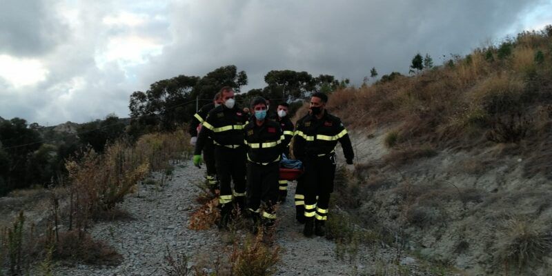 Montebello Jonico, vasto incendio domato dopo dodici ore: soccorso uomo rimasto ustionato