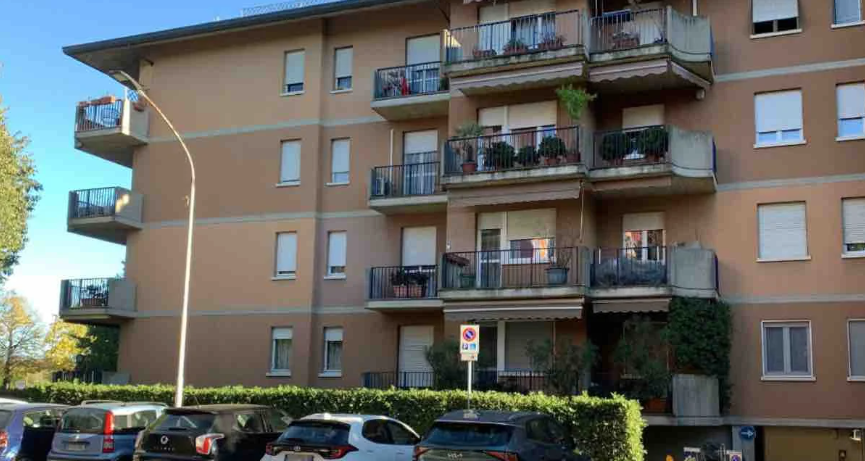 Anziana morì cadendo dal balcone. Arrestata la colf: «Fu omicidio»