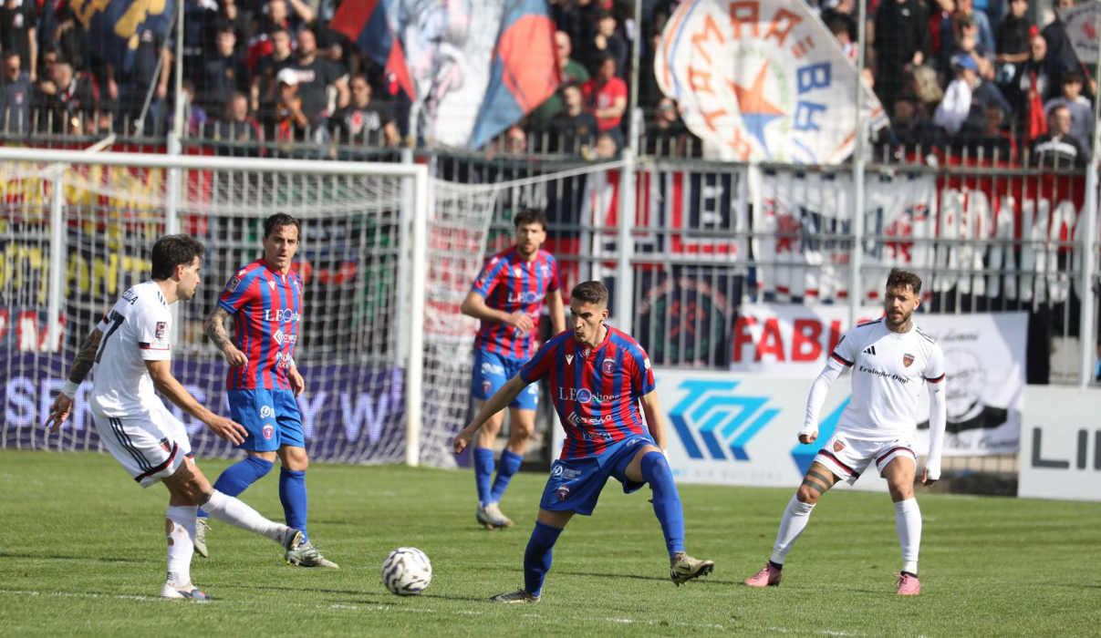 Cosenza calcio tra rincorsa al terzo posto e soliti problemi fuori dal campo