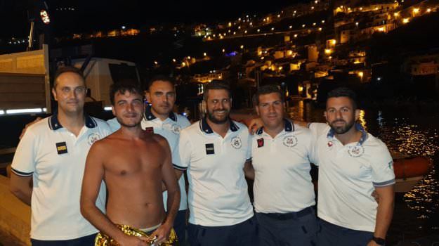 Nove ore in mare aggrappato a un materassino, incubo (a lieto fine) a Scilla