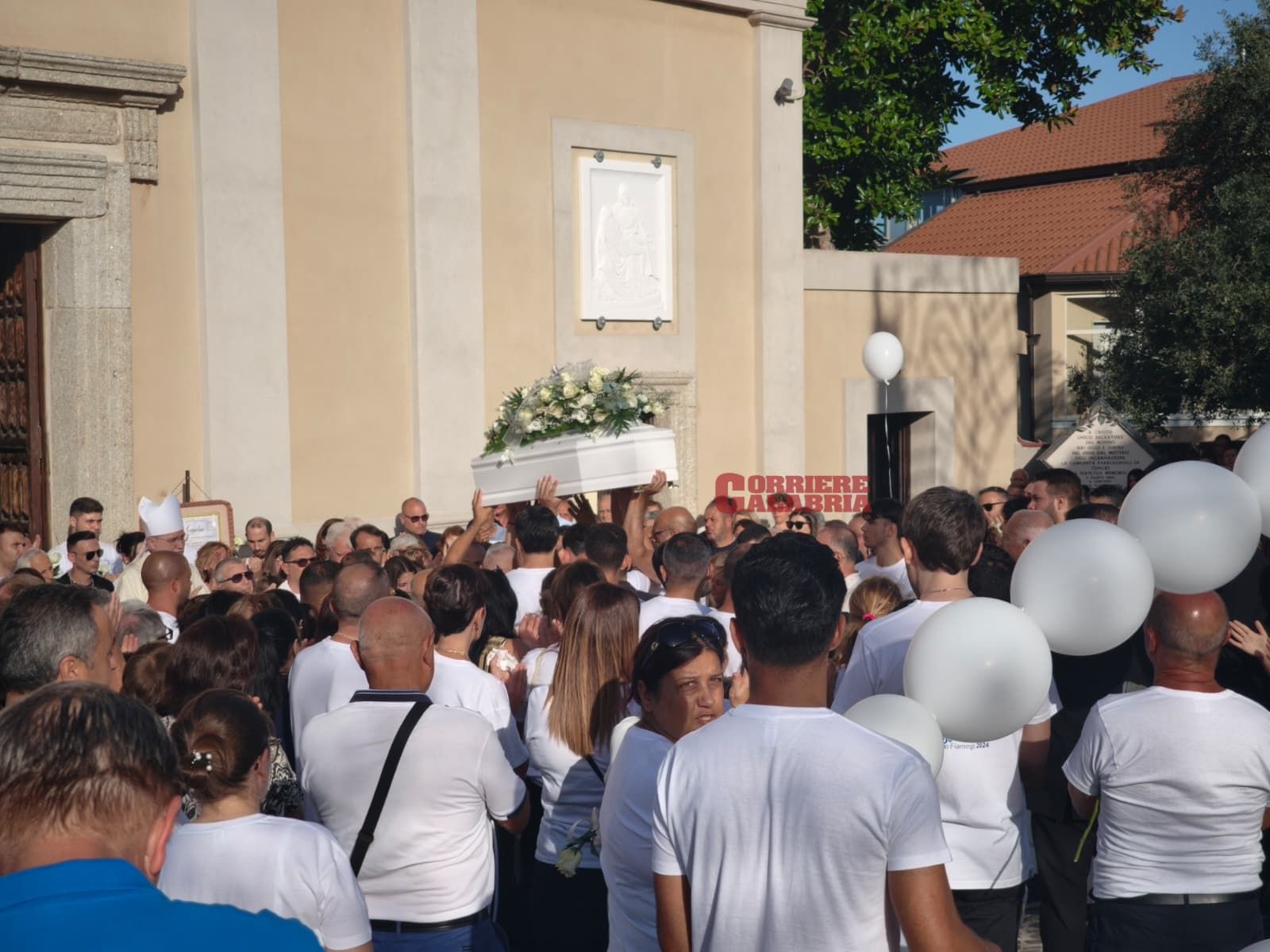 A Zungri l’ultimo saluto al piccolo Alessio Pio, una folla commossa abbraccia la famiglia – FOTO E VIDEO