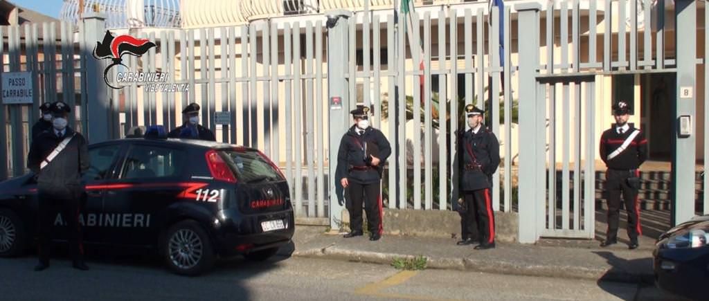 Stefanaconi, apre il parrucchiere. Arrivano i carabinieri e scappa con le forbici