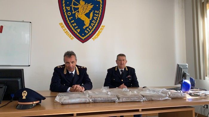 In auto col figlio di 5 anni trasportava 16 kg di cocaina, in manette 34enne calabrese