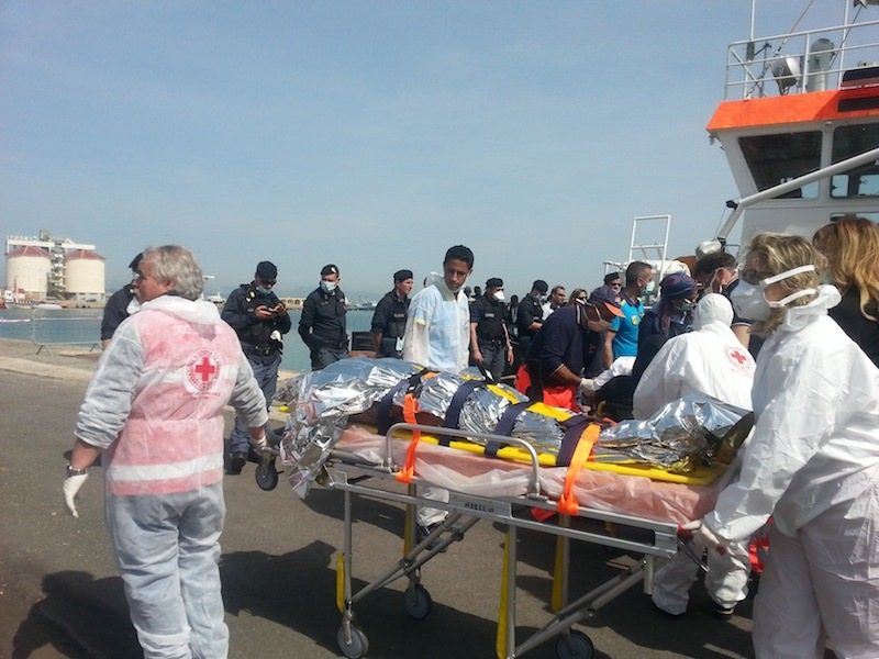 Migranti a Crotone, 20enne morta schiacciata