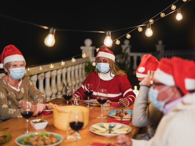 Il consiglio del ministero della Salute: «Limitare il numero degli invitati a Natale»