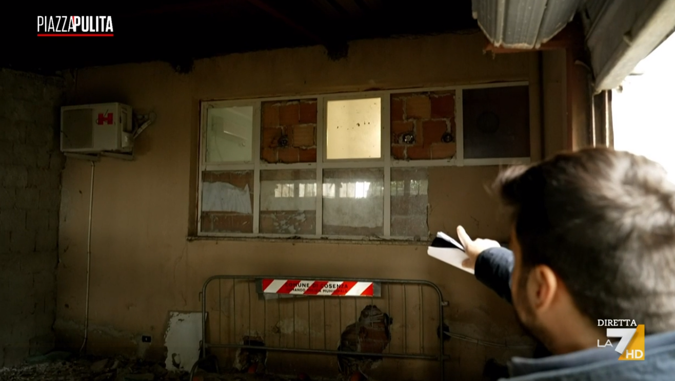 A Piazza Pulita, Guccione denuncia gli sprechi della sanità calabrese. La pentastellata Appendino: «Sono gli stessi del Nord»