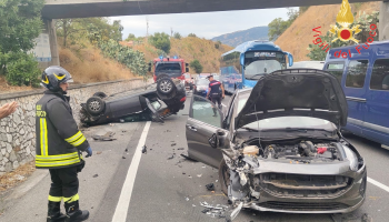 Stalettì, scontro sulla Statale 106: quattro feriti, un’auto si ribalta