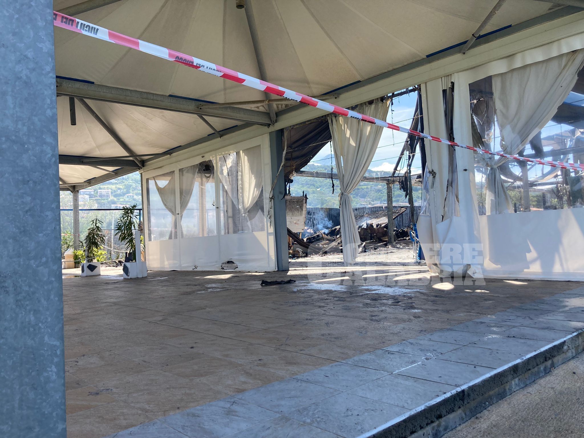 Diamante, incendio al “Lido delle Sirene” – FOTO E VIDEO