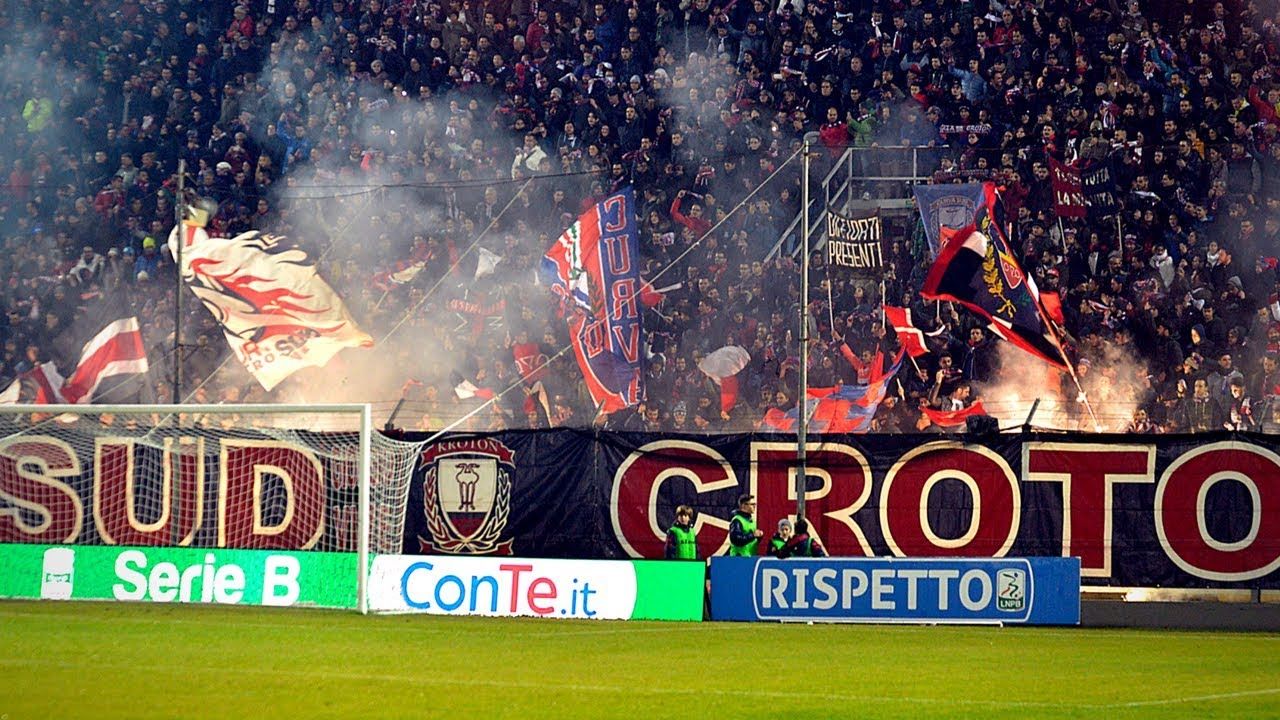 Lancia dalla curva un seggiolino, scatta il Daspo per ultrà del Crotone
