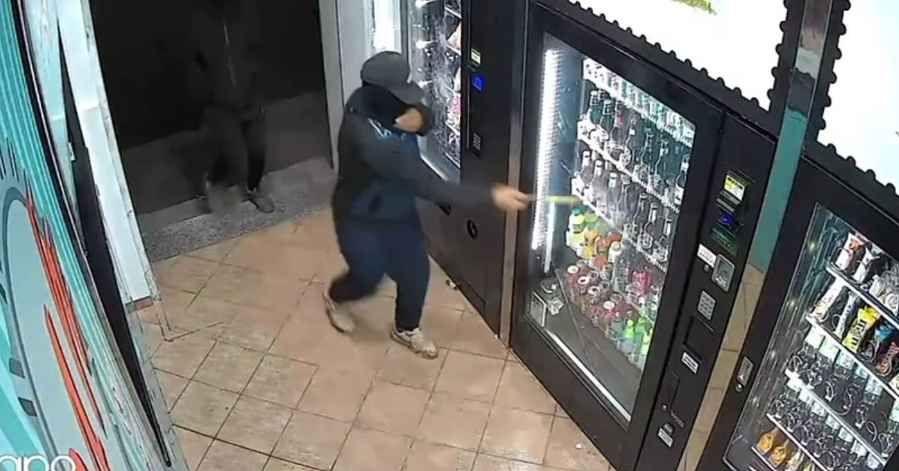 Negozio appena inaugurato distrutto a Mileto, le immagini del raid – VIDEO