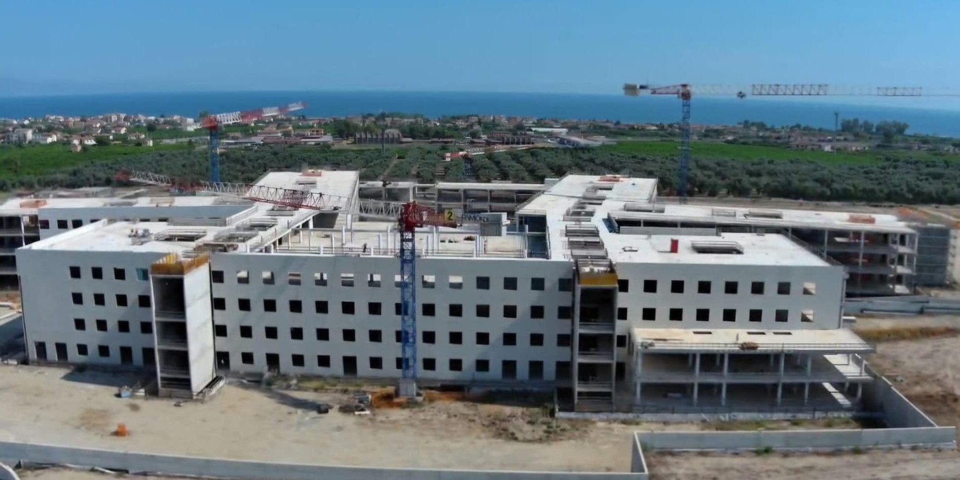 Il pressing di Occhiuto per l’emergenza ospedaliera e il sì del governo. Ecco gli scenari futuri