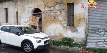 Edificio pericolante a Catanzaro blocca la circolazione, al via la demolizione – VIDEO