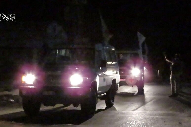 Hamas consegna 17 ostaggi alla Croce Rossa