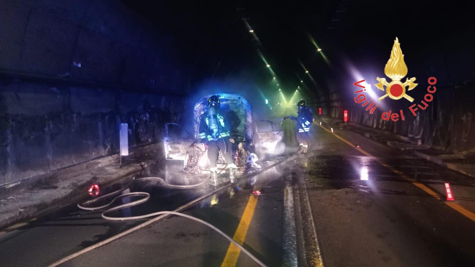 Auto in fiamme all’interno della galleria della Limina, 4 persone intossicate – FOTO
