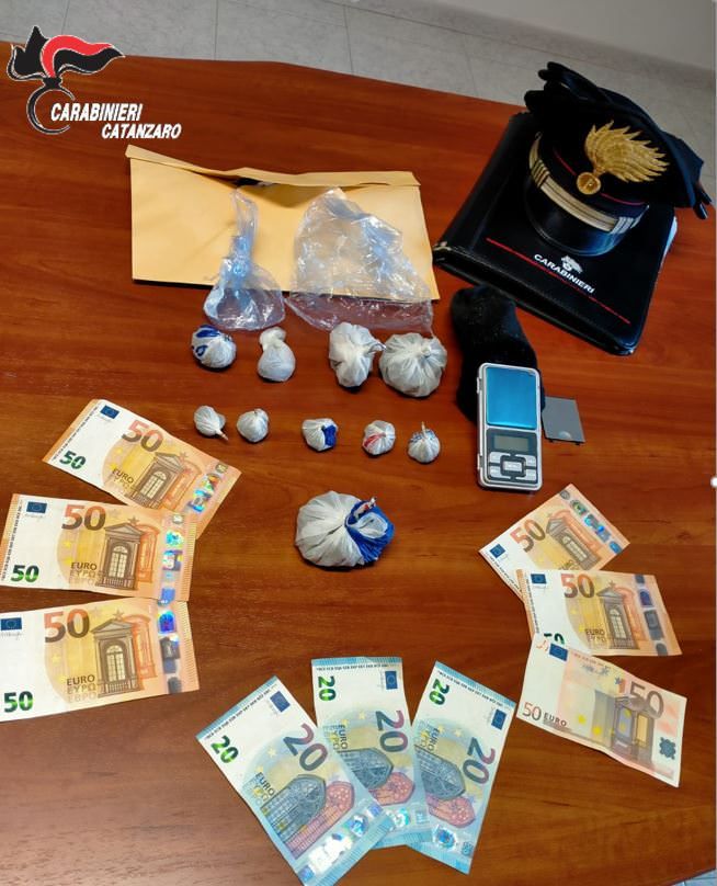 Soverato, una piazza di spaccio al mercato: due arresti