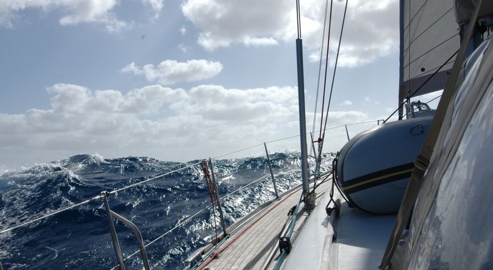 Cetraro, soccorsa barca a vela incagliata all’imboccatura del porto