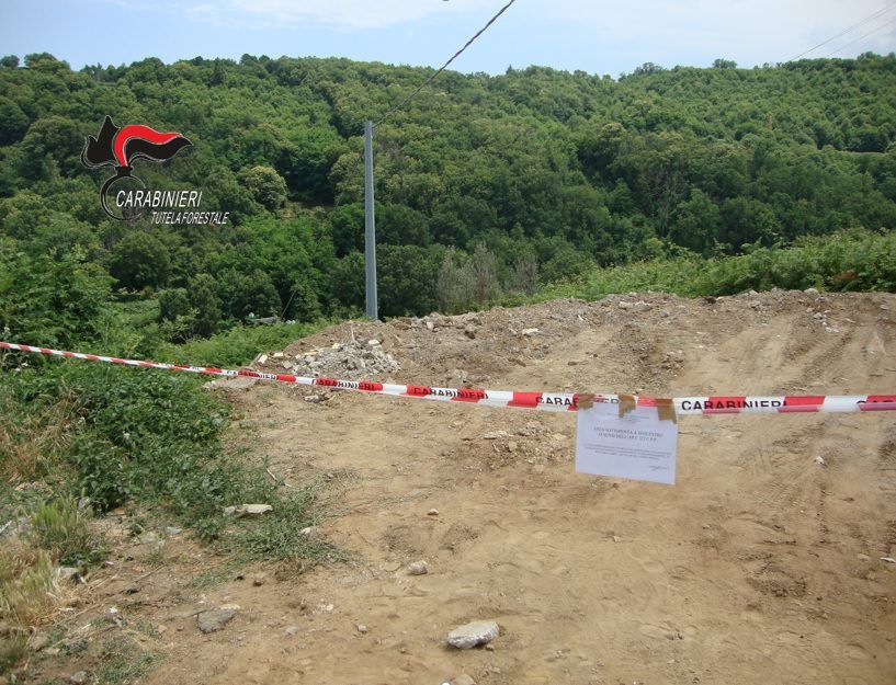 Una discarica abusiva dai lavori al cimitero, tre denunce a Palermiti